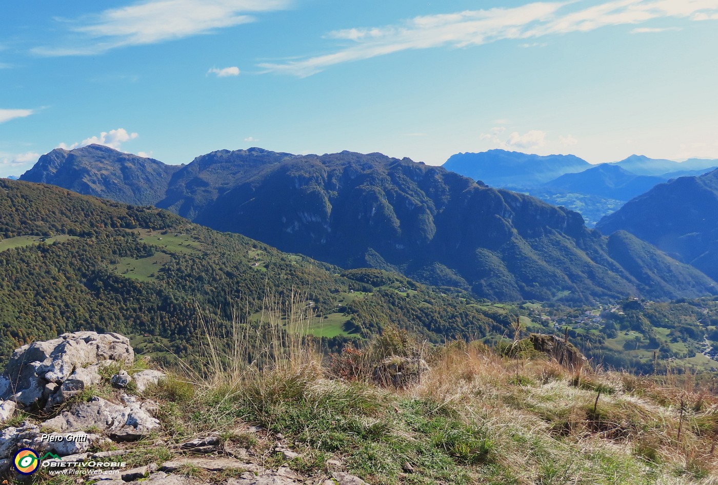 46 Dalla cima del Corno Zuccone vista verso Pizzino con Cancervo-Venturosa.JPG